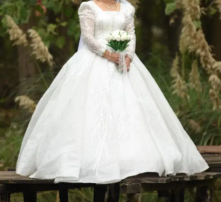 لباس عروس|لباس|رشت, باهنر|دیوار