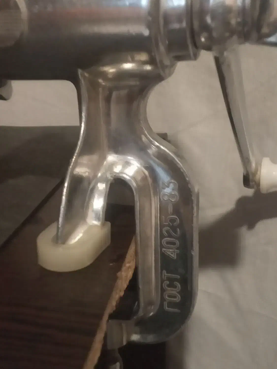 چرخ گوشت دستی آلومینیومی قدیمی|خردکن، آسیاب، غذاساز|رودسر, |دیوار