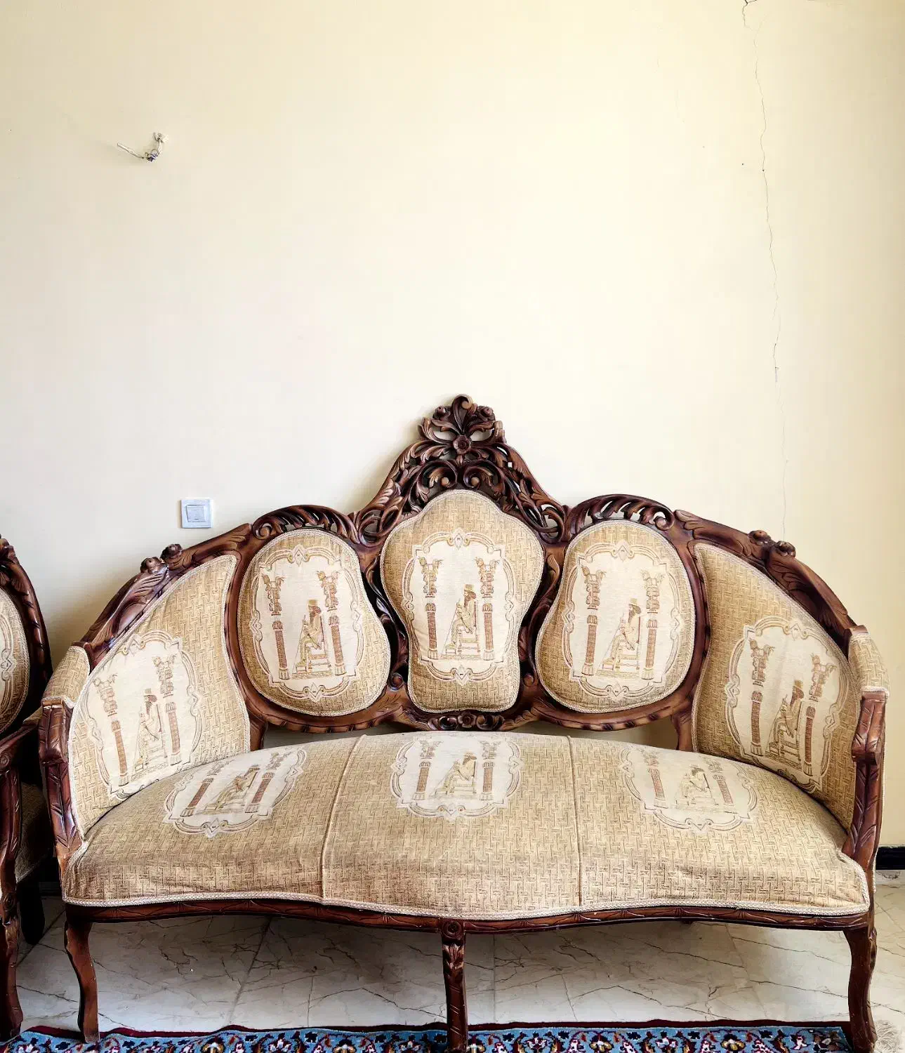 مبل سلطنتی|مبلمان خانگی و میز عسلی|صدرا-فارس, فاز ۱|دیوار