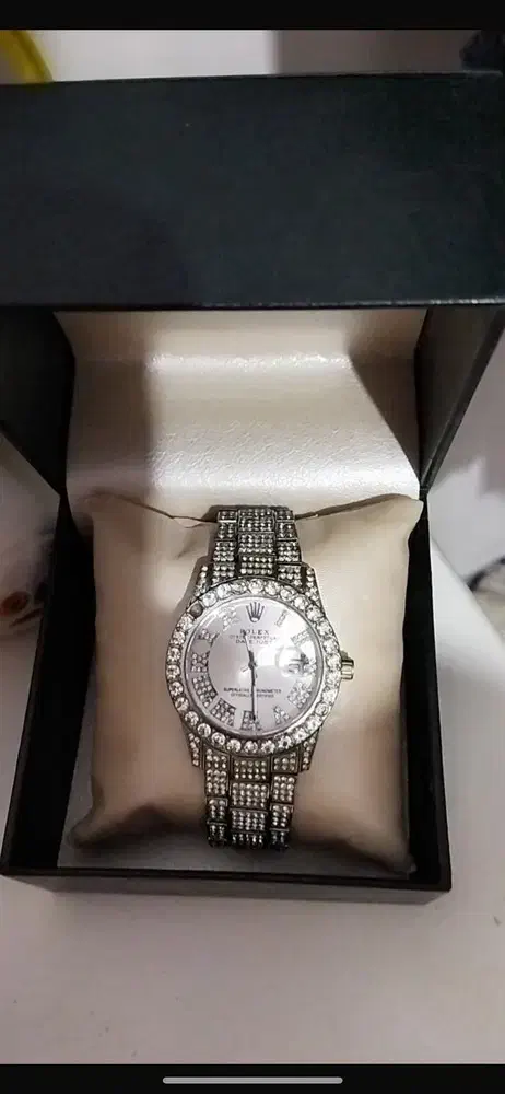 ساعت نگینی دو عدد با طرح مختلف|ساعت|تهران, امام زاده حسن|دیوار