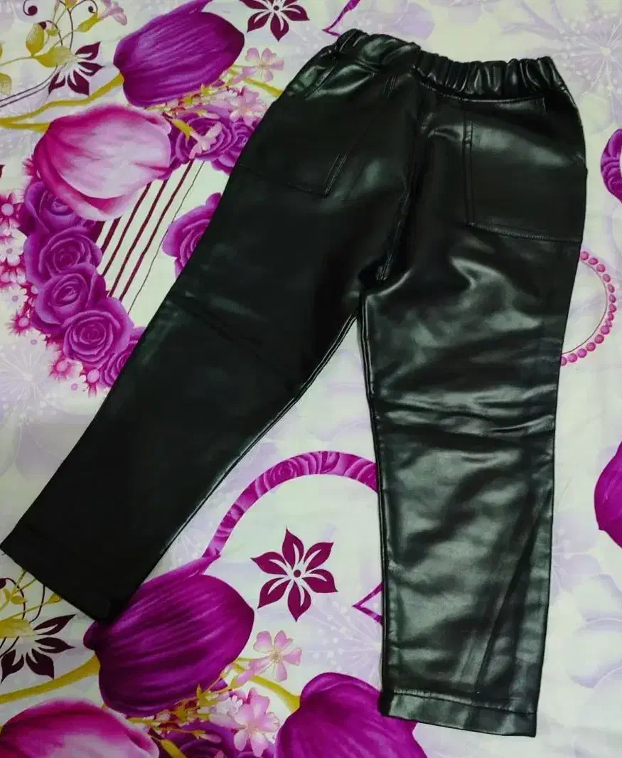 بچگانه|کفش و لباس بچه|میانه, |دیوار