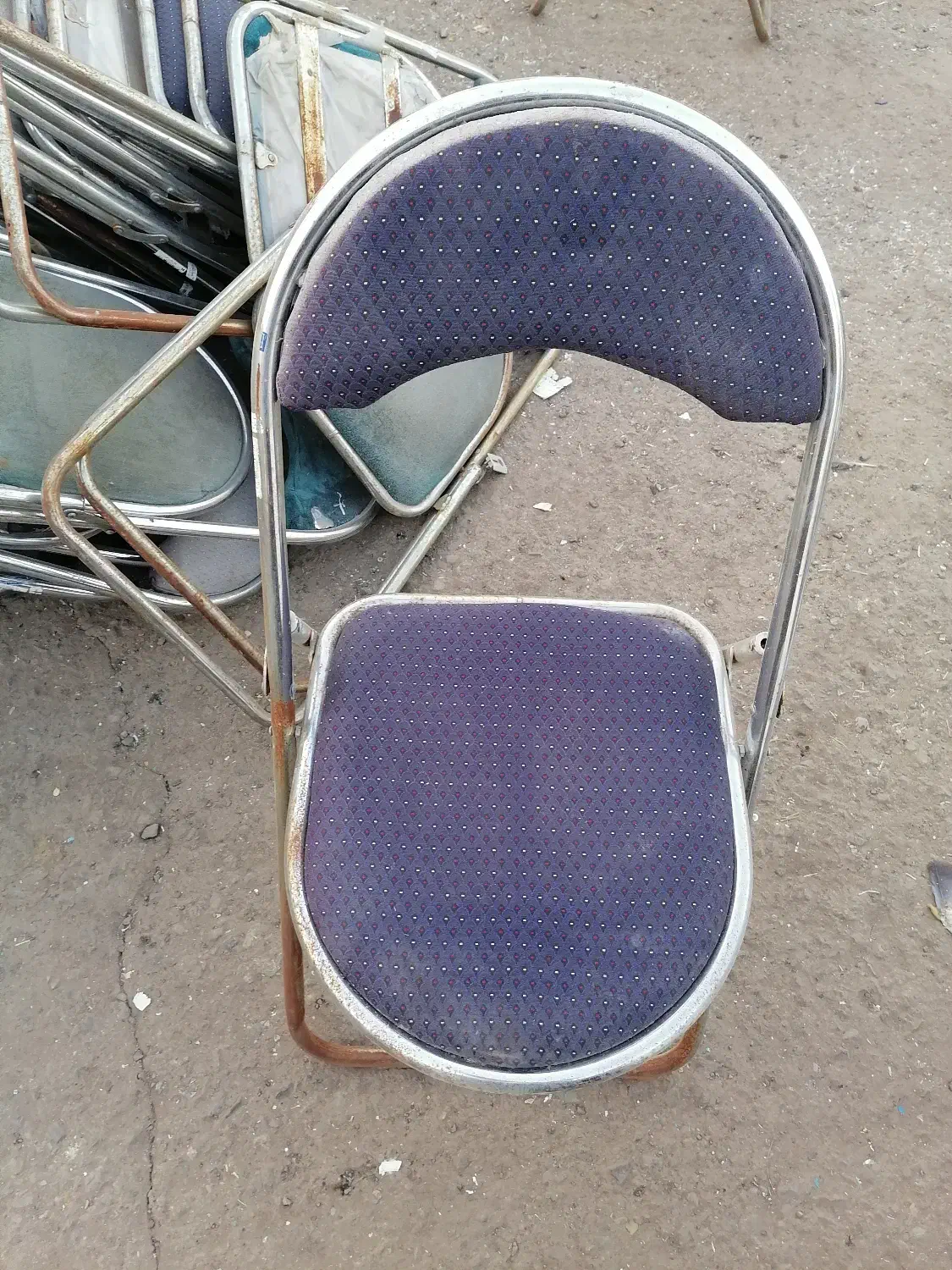 تعدادی صندلی تاشو صدوقی|صندلی و نیمکت|کاشان, خرمدشت|دیوار