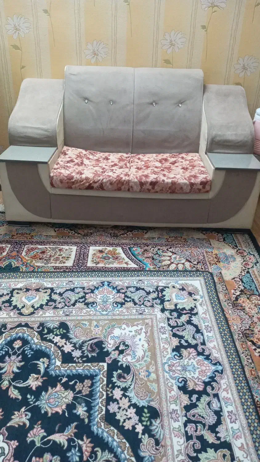 مبل ۲نفره تمیز|مبلمان خانگی و میز عسلی|تربت‌حیدریه, قائم|دیوار