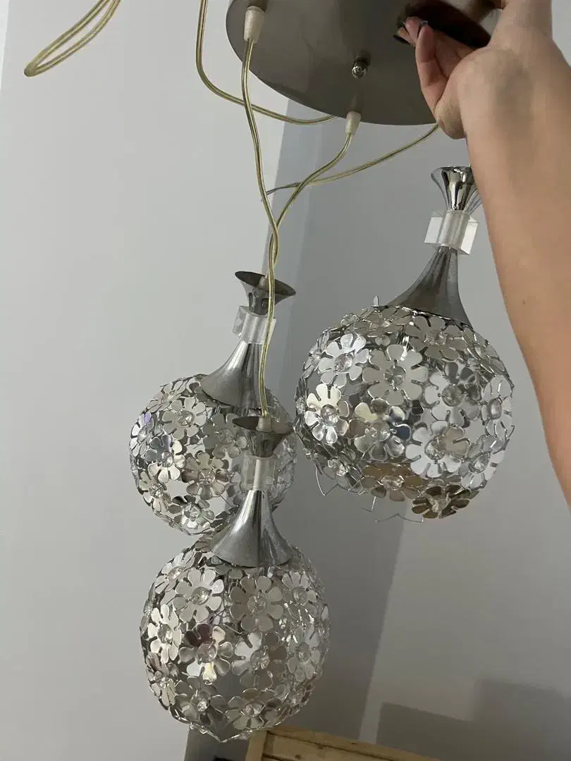 لوستر سه تایی|لوستر و چراغ آویز|قدس, شهر‌قدس|دیوار