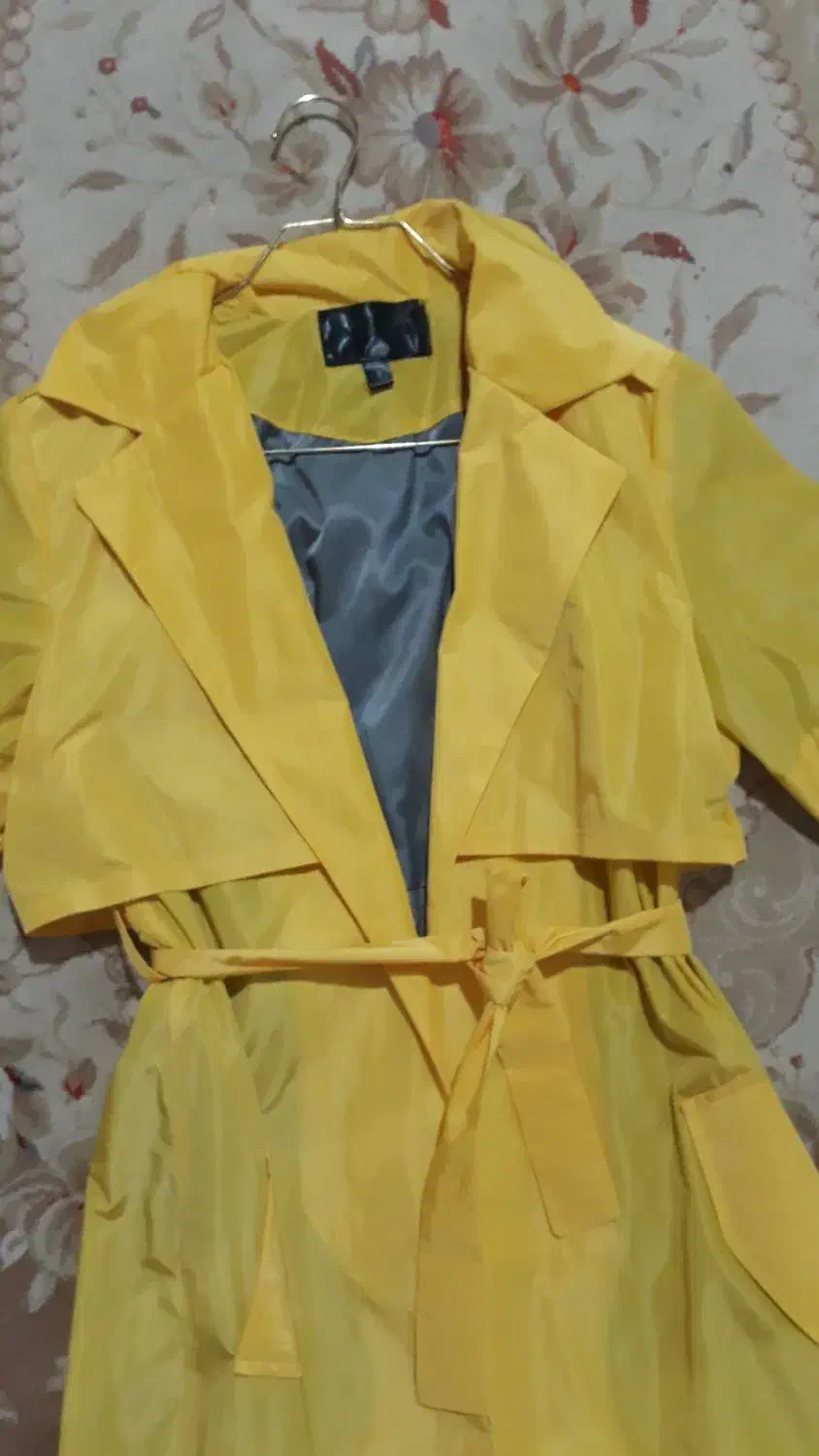 بارونی زرد خفن|لباس|رشت, منظریه|دیوار