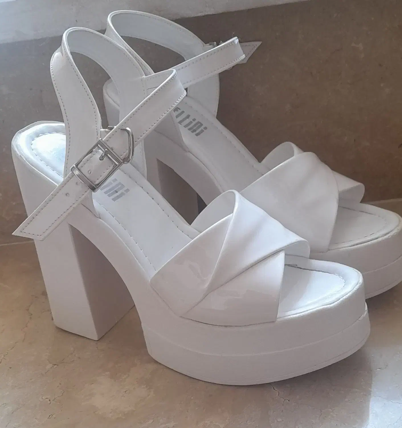 کفش مجلسی|کیف، کفش، کمربند|سلماس, |دیوار