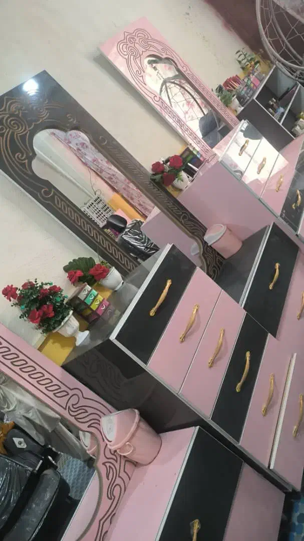 دکور شیک و با کیفیت آرایشگاه تمیز قیمت مناسب|آرایشگاه و سالن‌های زیبایی|سراوان, |دیوار