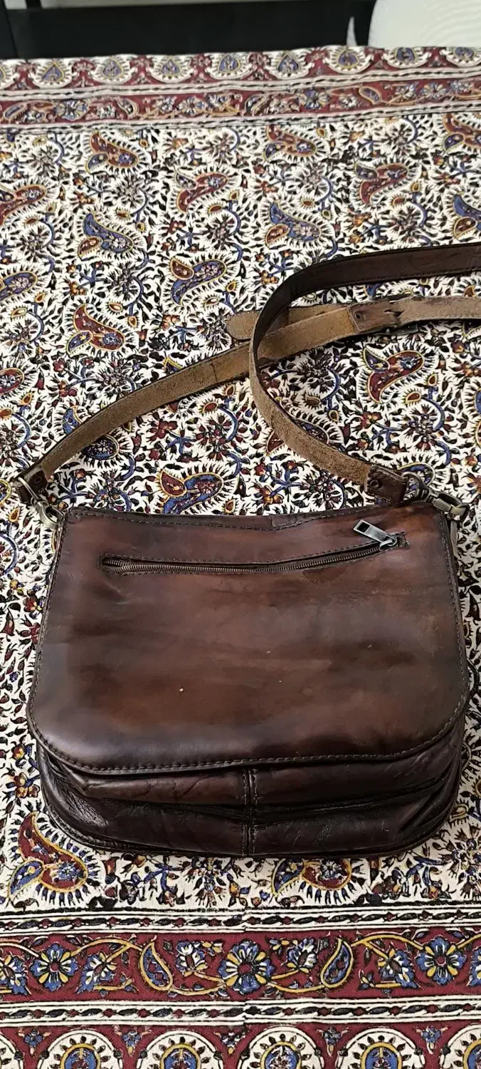 کیف چرم|کیف، کفش، کمربند|اصفهان, باغ دریاچه|دیوار