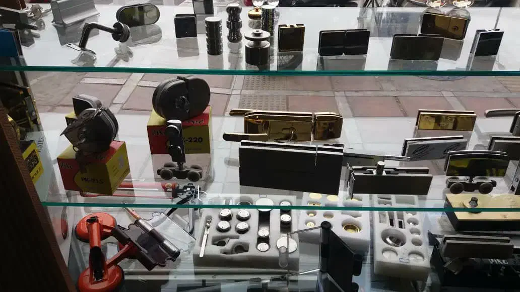 شیشه سکوریت یراق آلات و کرکره برقی|خدمات پیشه و مهارت|پاکدشت, حصار امیر|دیوار