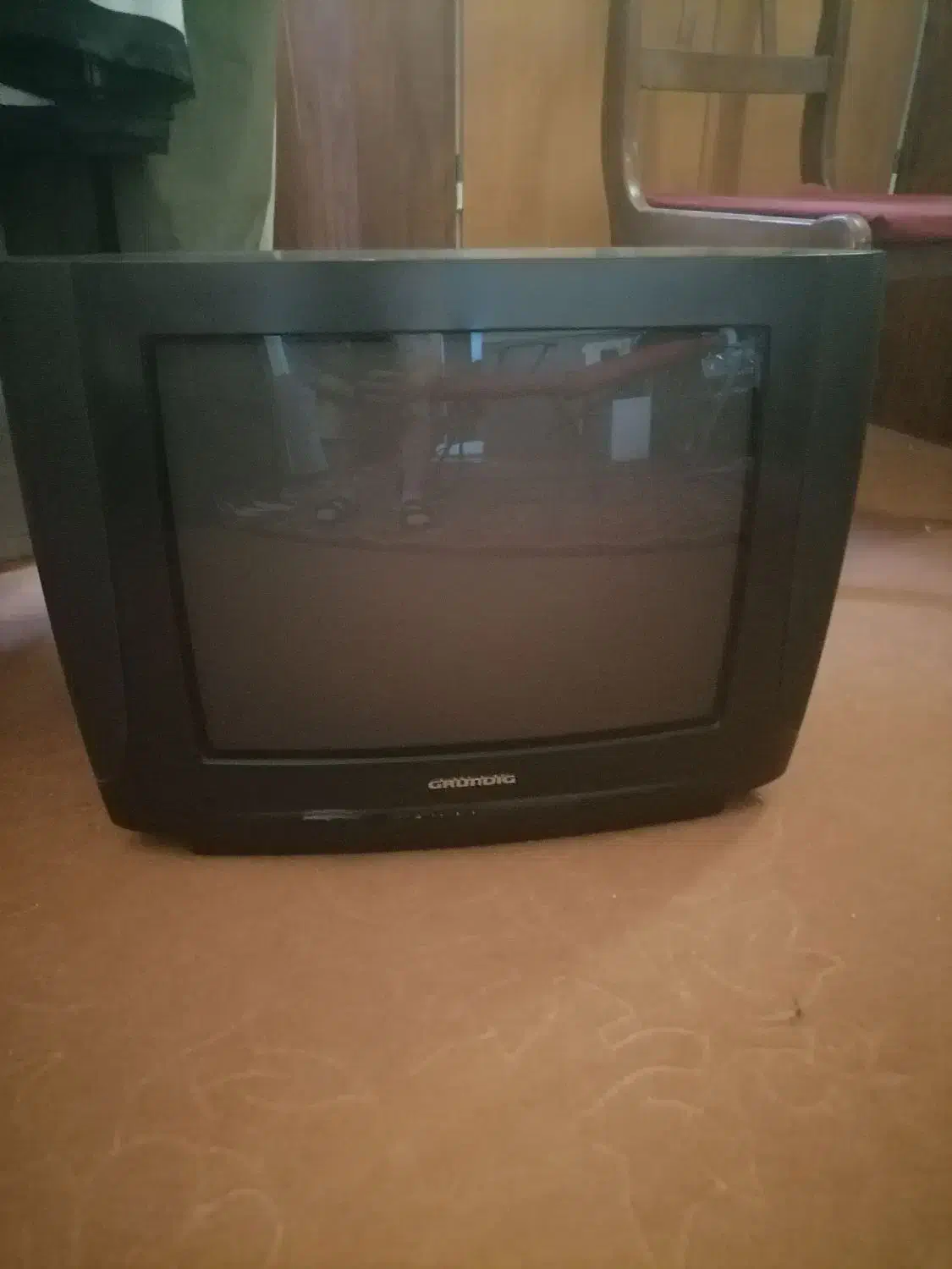 تلویزیون رنگی گراندیک کاملا سالم در حد نو|تلویزیون و پروژکتور|شیراز, پودنک|دیوار