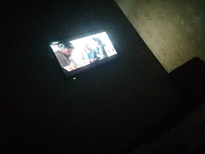 میز تی وی شیشه ای سالم درحد|میز تلویزیون|هشتگرد, هشتگرد قدیم|دیوار