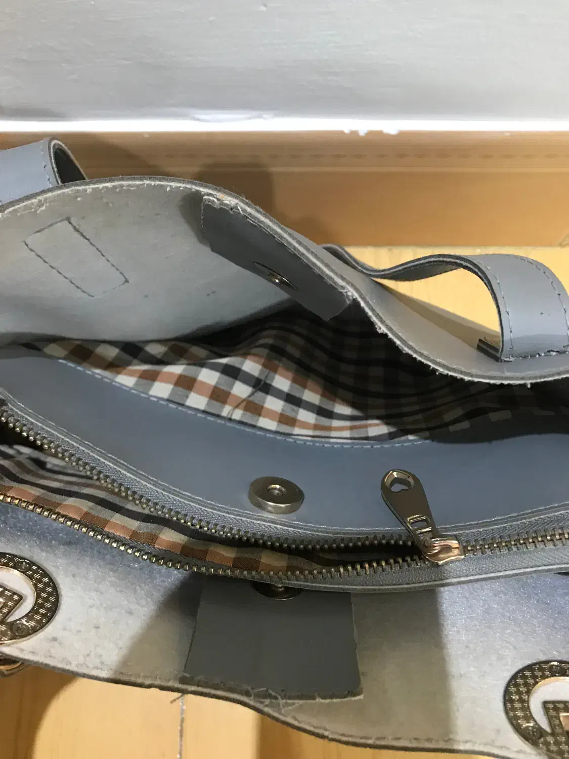 کیف|کیف، کفش، کمربند|رشت, شهرک آیت الله منتظری|دیوار