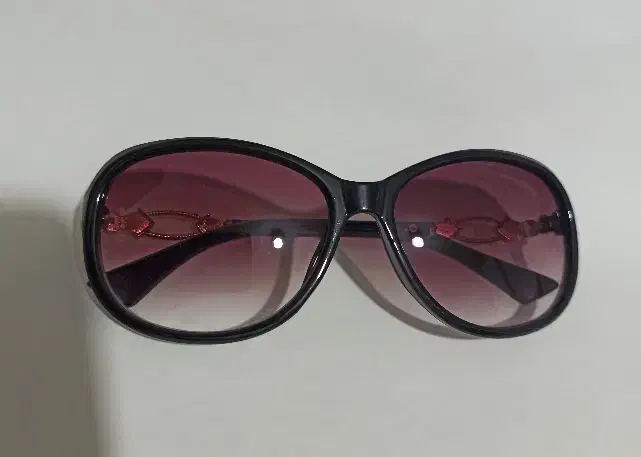 عینک آفتابی زنانه و فرم عینک طبی|زیورآلات و اکسسوری|رشت, معلم|دیوار