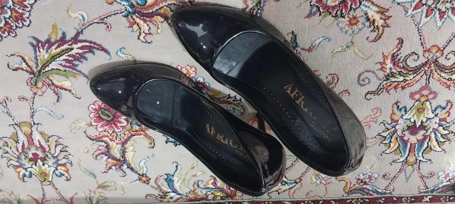 کفش|کیف، کفش، کمربند|پرند, فاز ۶|دیوار