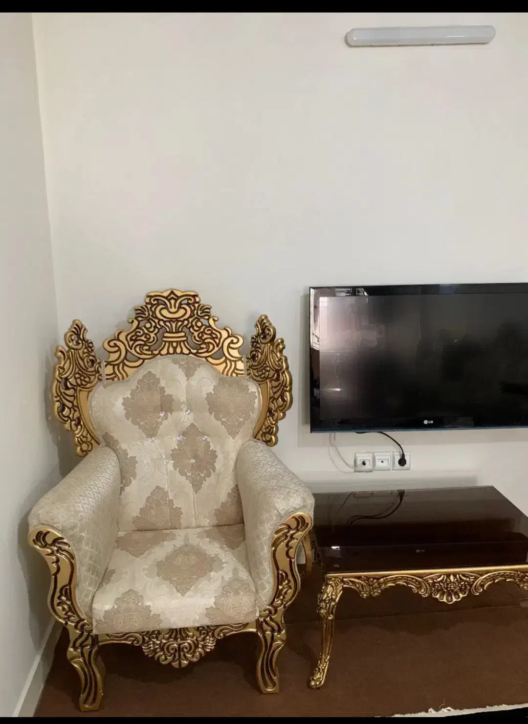 مبل سلطنتی و کلاسیک|مبلمان خانگی و میز عسلی|کرج, ساسانی (قلمستان)|دیوار