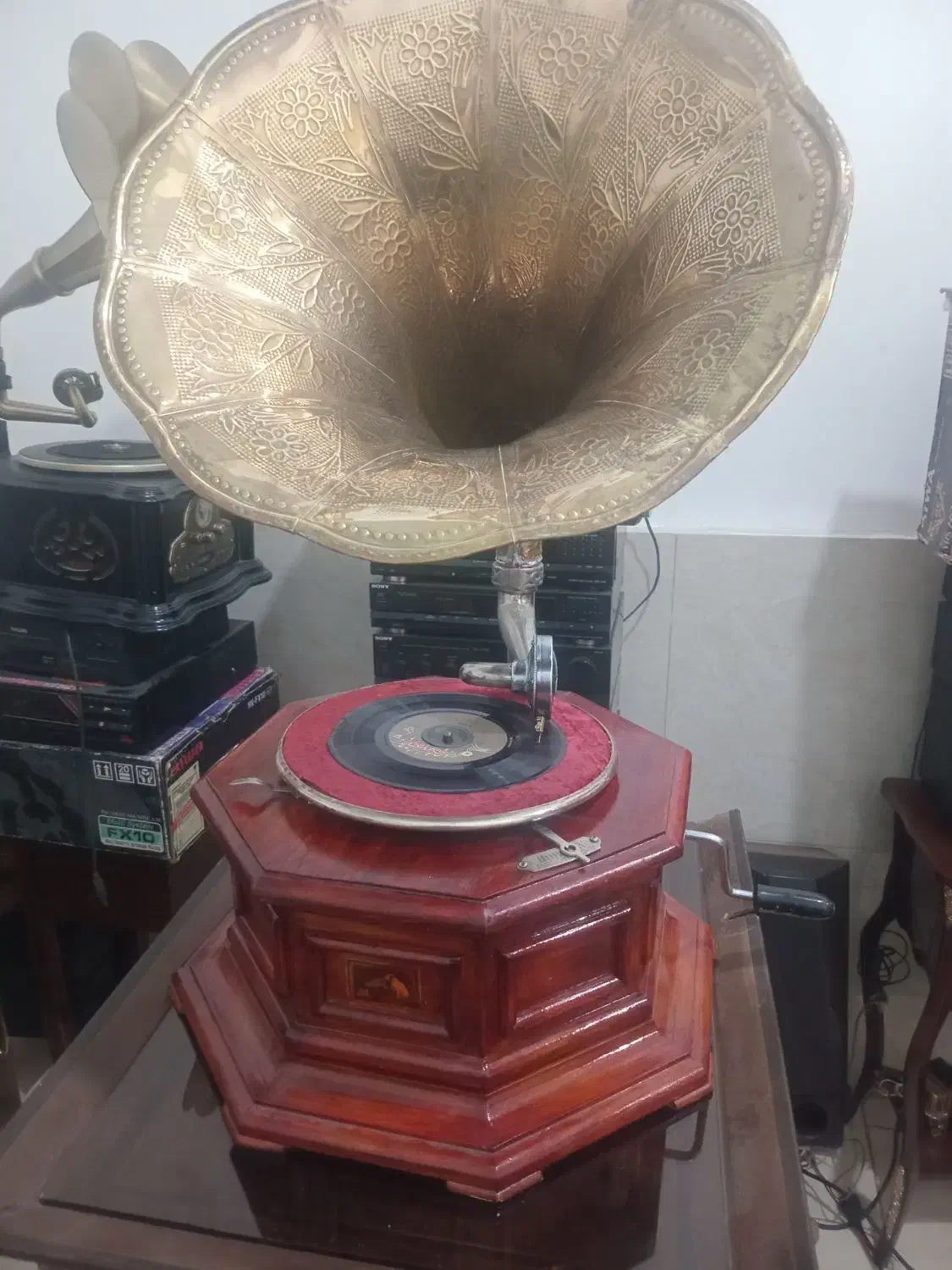 گرامافون هندلی قهوه ای|کلکسیون اشیاء عتیقه|بومهن, |دیوار