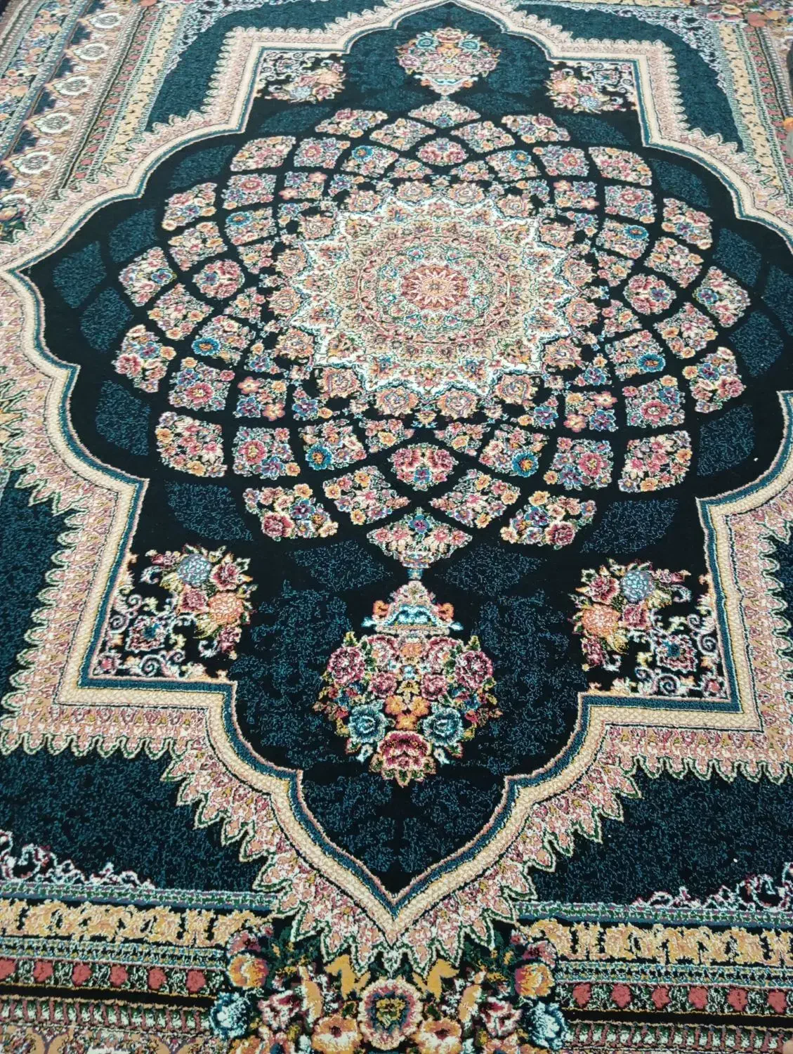 قالی دوازده متری|فرش|آمل, |دیوار