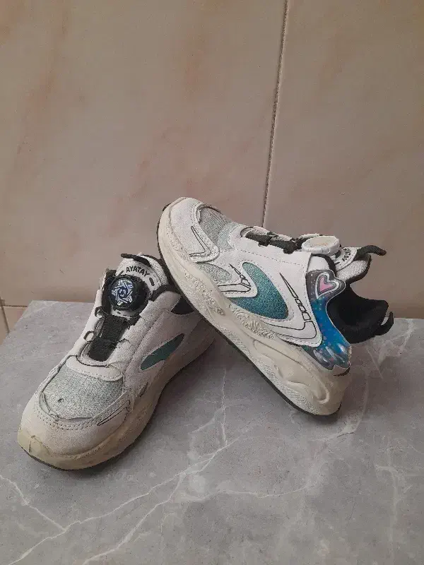 کفش پسرانه در سایز های ۳۳ و۳۱ در حد نو|کیف، کفش، کمربند|اصفهان, منتظرالمهدی|دیوار