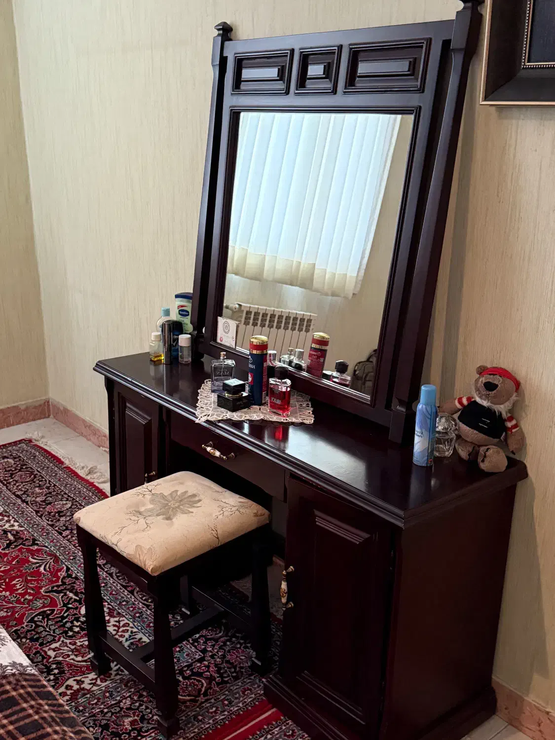 تخت خواب تمام چوب به همراه میز ارایش و میز عسلی|تخت و سرویس خواب|تهران, سازمان آب|دیوار