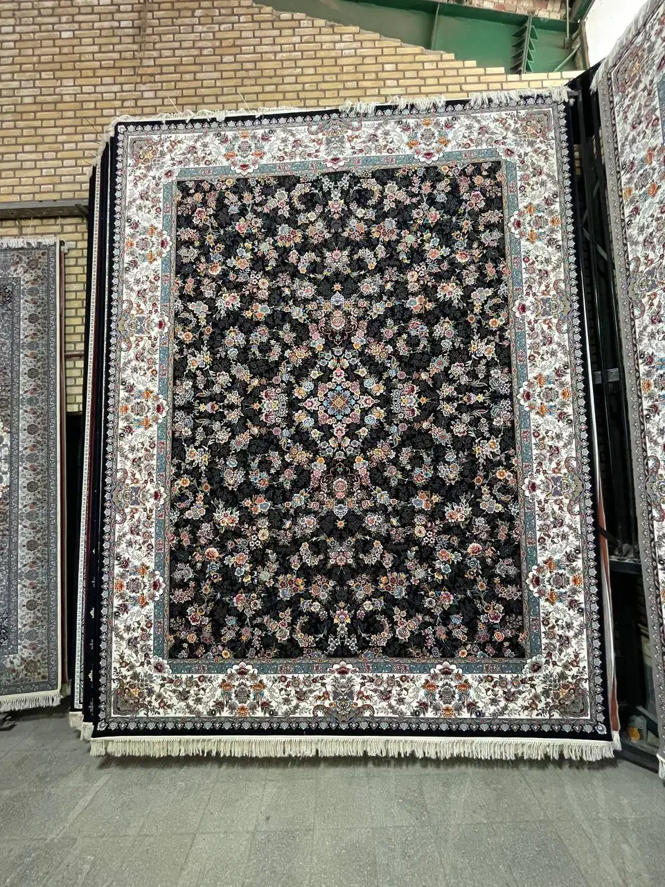 فرش آرمیتا سرمه ای حاشیه کرم ۷۰۰شانه ۱۲و۹و۶ متری|فرش|قم, باجک دو|دیوار