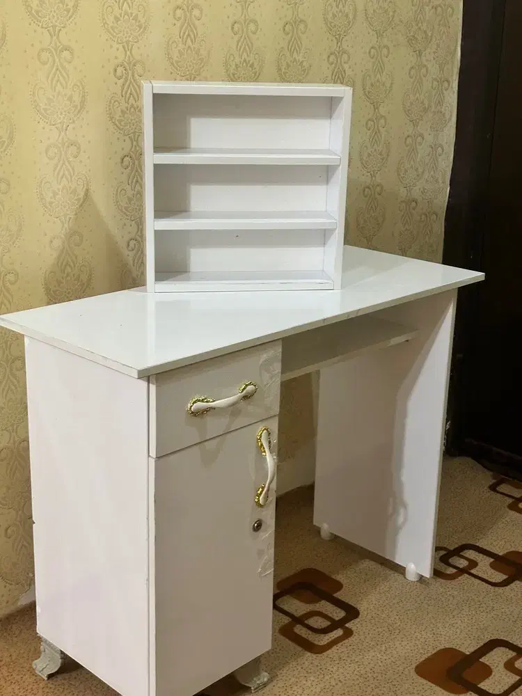 میز|آرایشگاه و سالن‌های زیبایی|سوسنگرد, |دیوار