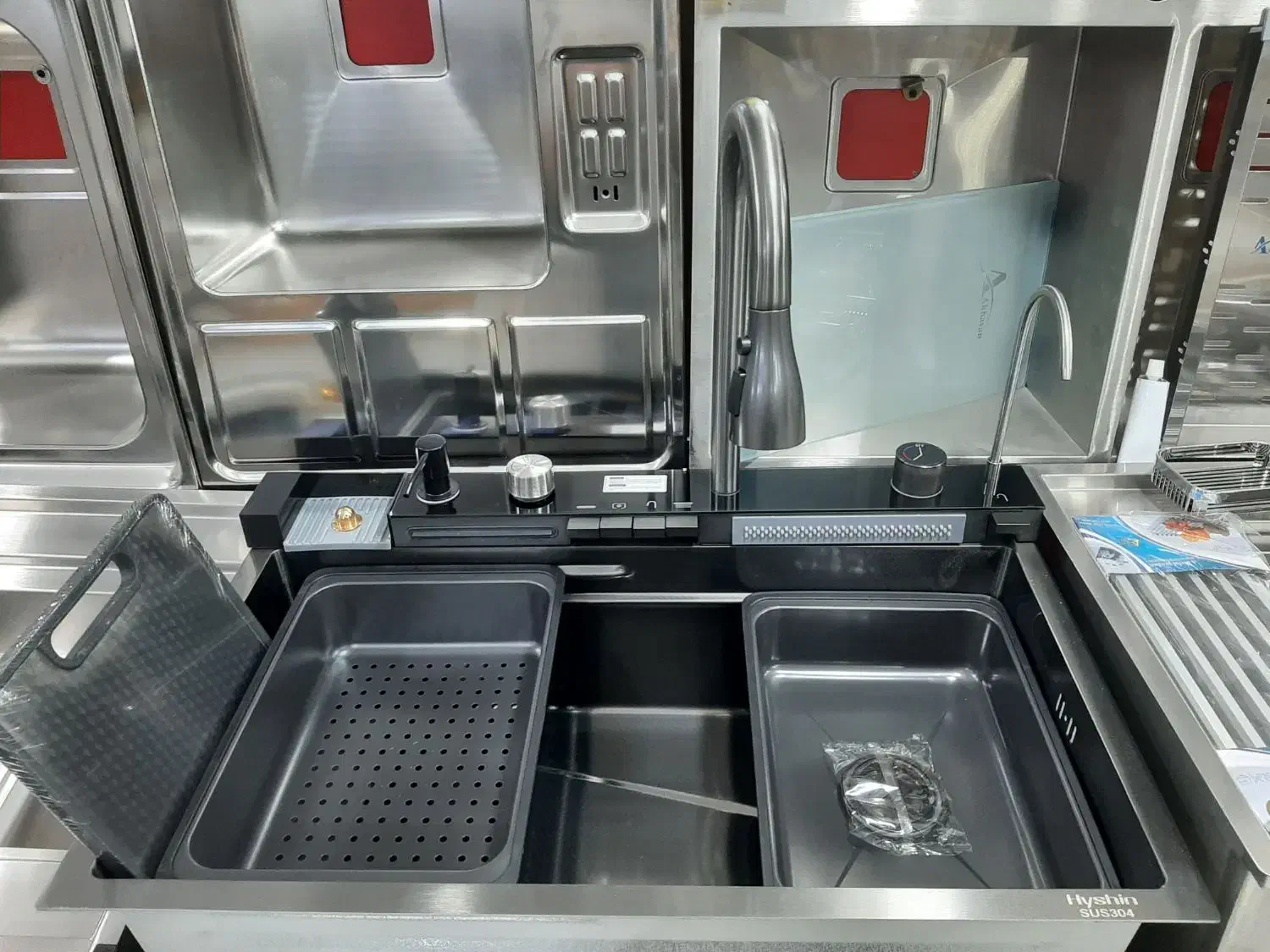 آبشاری آبچکان پشت پنجره سینک پیانویی باکسی|آبچکان و نظمدهنده ظروف|قدس, شهرقدس|دیوار