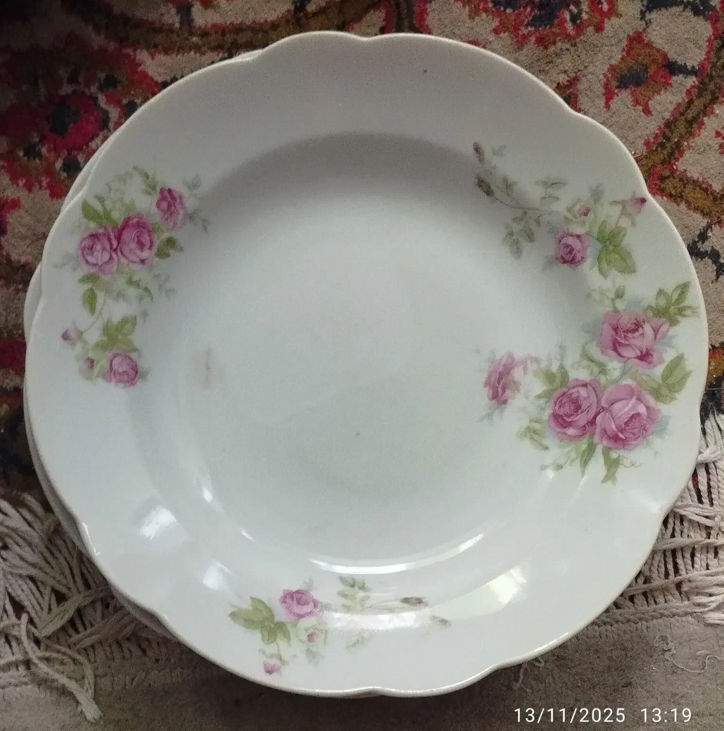 ظروف گلسرخی|کلکسیون اشیاء عتیقه|رشت, پیرسرا|دیوار