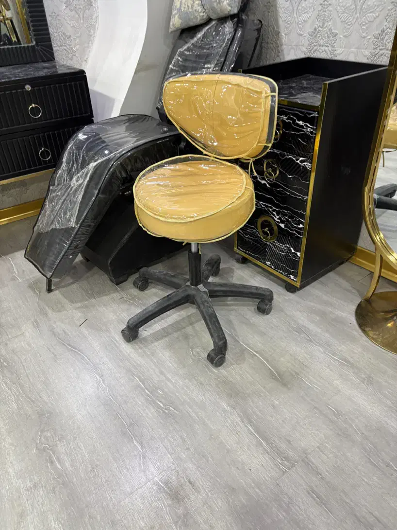 تمامی وسایل ارایشگاه ب فروش می‌رود در حد نو همگی|آرایشگاه و سالن‌های زیبایی|مرودشت, بیست متری بیمارستان|دیوار