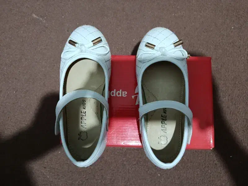 کفش دخترانه طرح اپل|کفش و لباس بچه|ساری, |دیوار