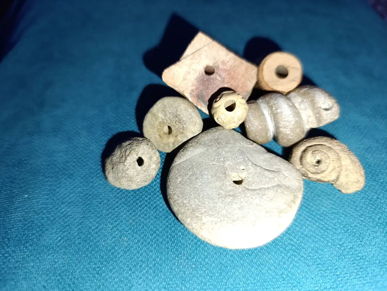 مهره قدیمی|کلکسیون اشیاء عتیقه|کوهدشت, |دیوار