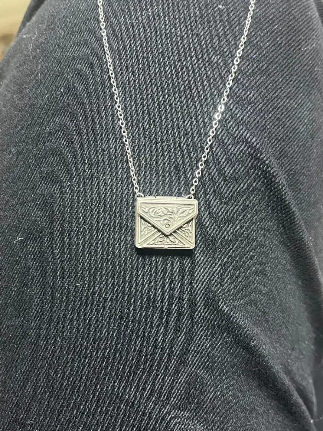 گردنبند نقره مناسب آب کردن|جواهرات|قم, چهل درخت‎|دیوار