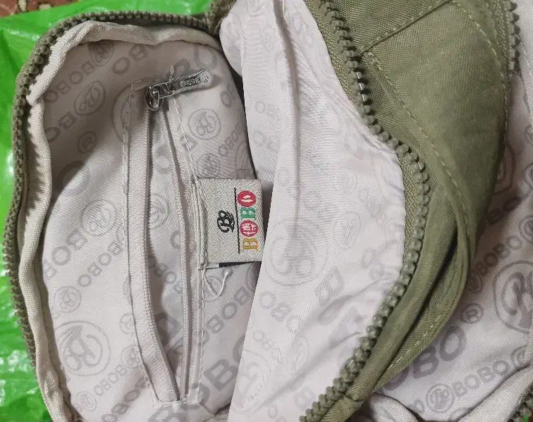 کیف|کیف، کفش، کمربند|مشهد, پایگاه شکاری|دیوار