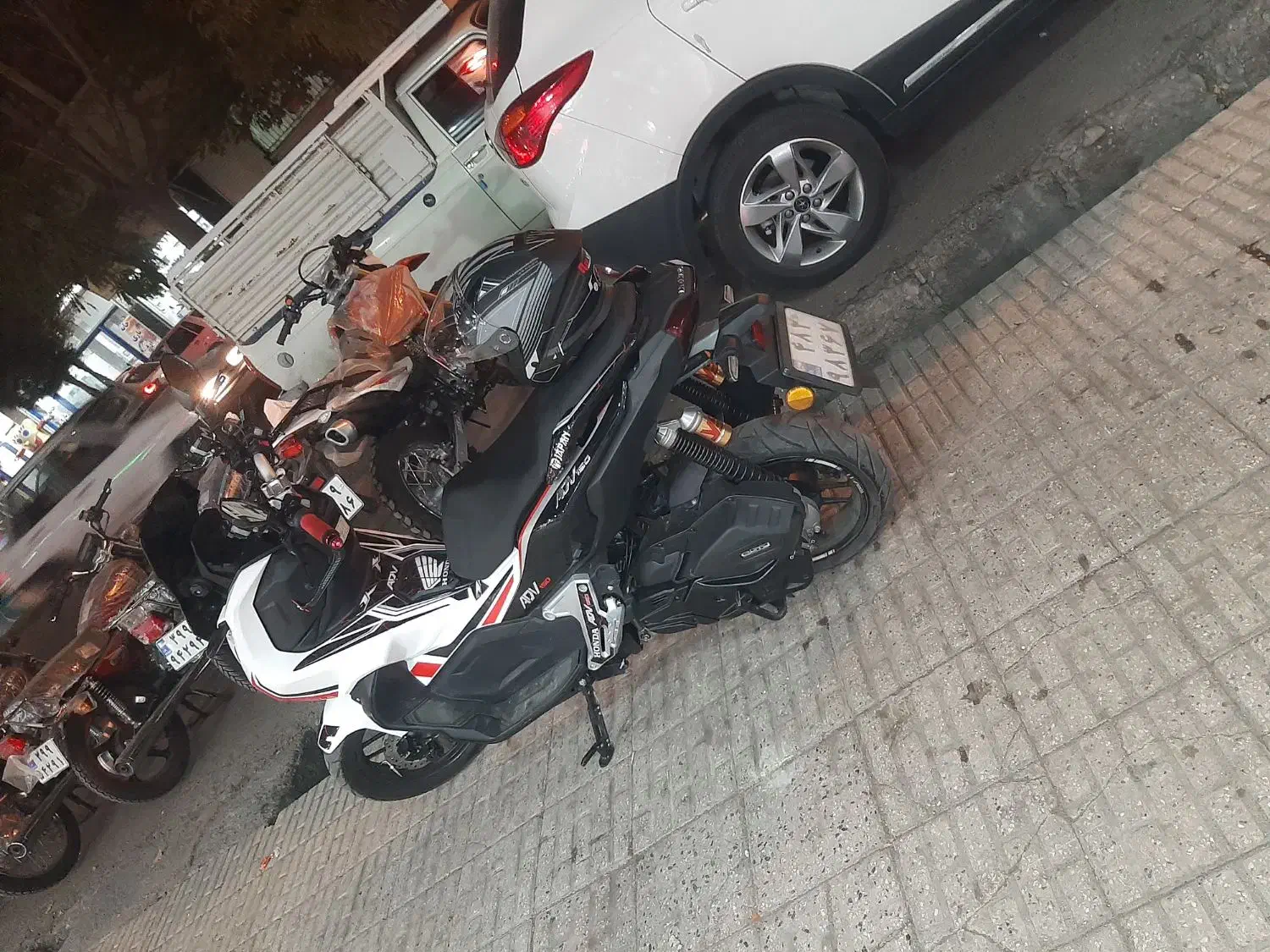 اسکوتر|موتورسیکلت|میانه, |دیوار