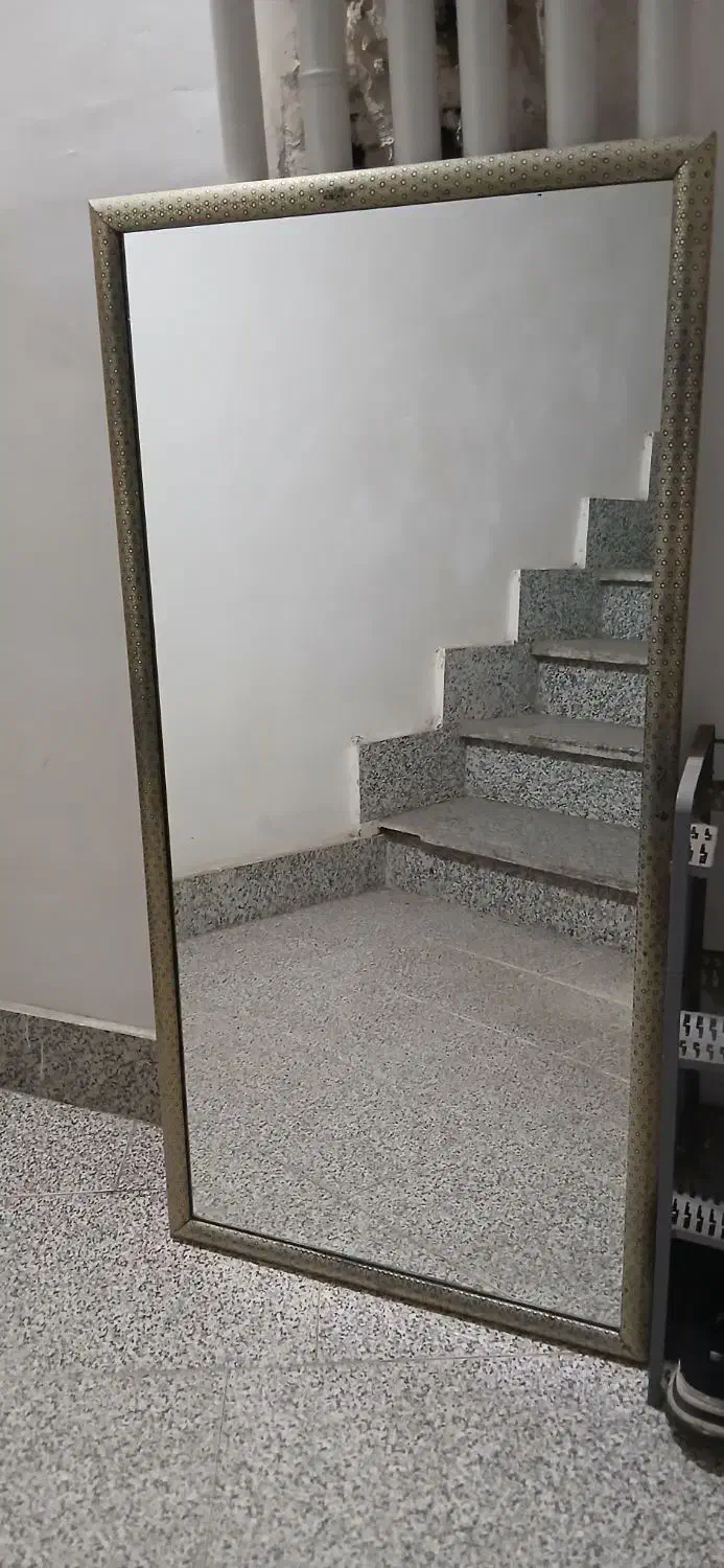 آینه|آینه|صومعه‌سرا, |دیوار