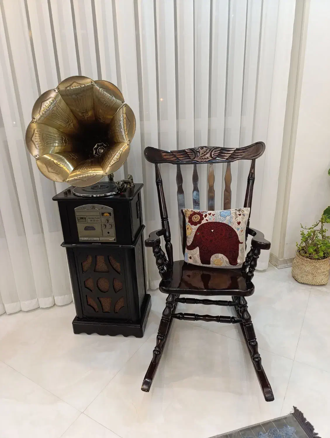 صندلی راک و گرامافون مبله|صندلی و نیمکت|طرقبه, |دیوار