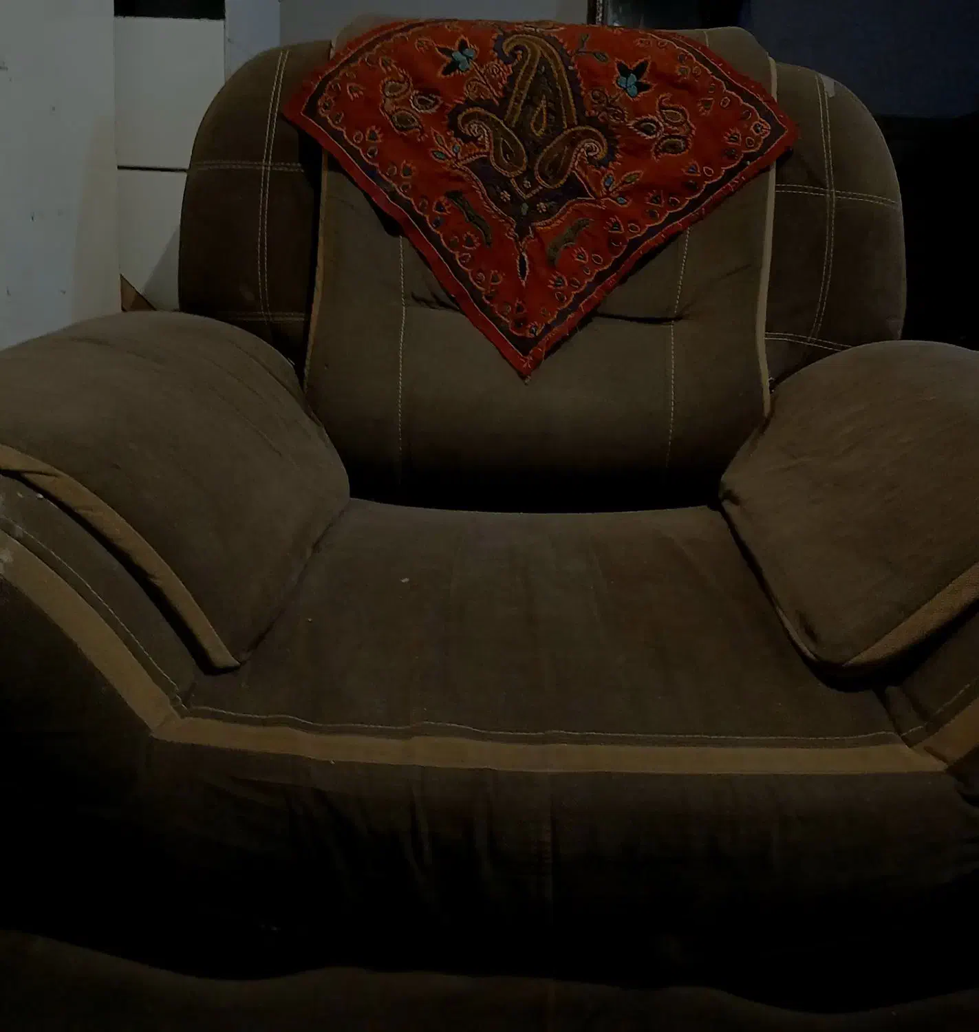 فروش فوری مبل راحتی محکم  کمبود جا قیمت توافقی|مبلمان خانگی و میز عسلی|کرمان, |دیوار