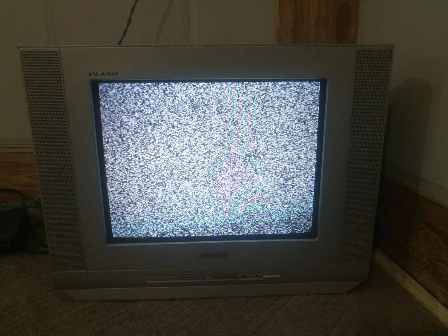 دو عدد تلویزیون 14اینچ. مشکی. و 15اینچ صفحه تخت|تلویزیون و پروژکتور|علیآباد کتول, |دیوار