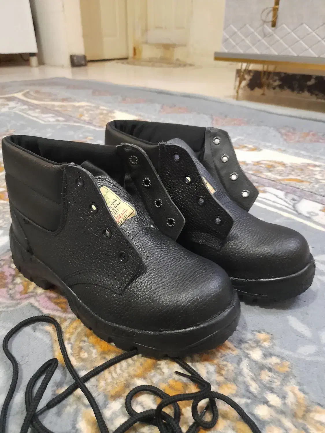 کفش کار ایمنی|کیف، کفش، کمربند|پرند, فاز ۴|دیوار