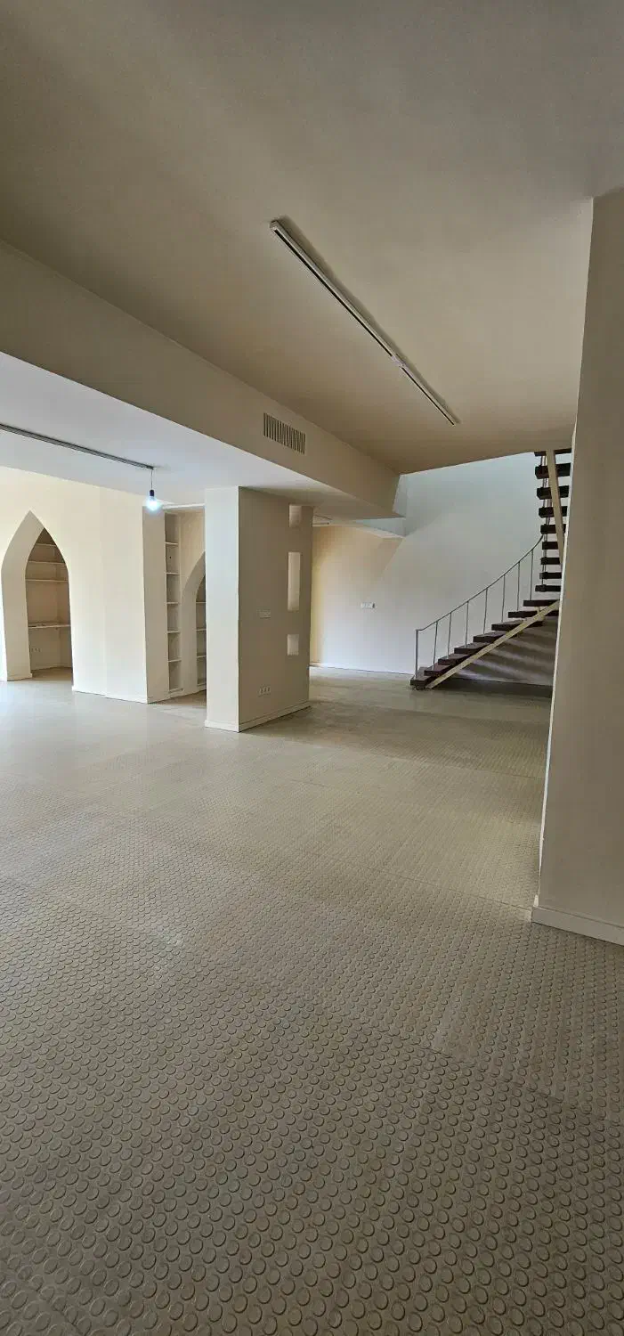 ۵۰۰متر بنا با ۳۰۰متر حیاط دربست پارک هنرمندان