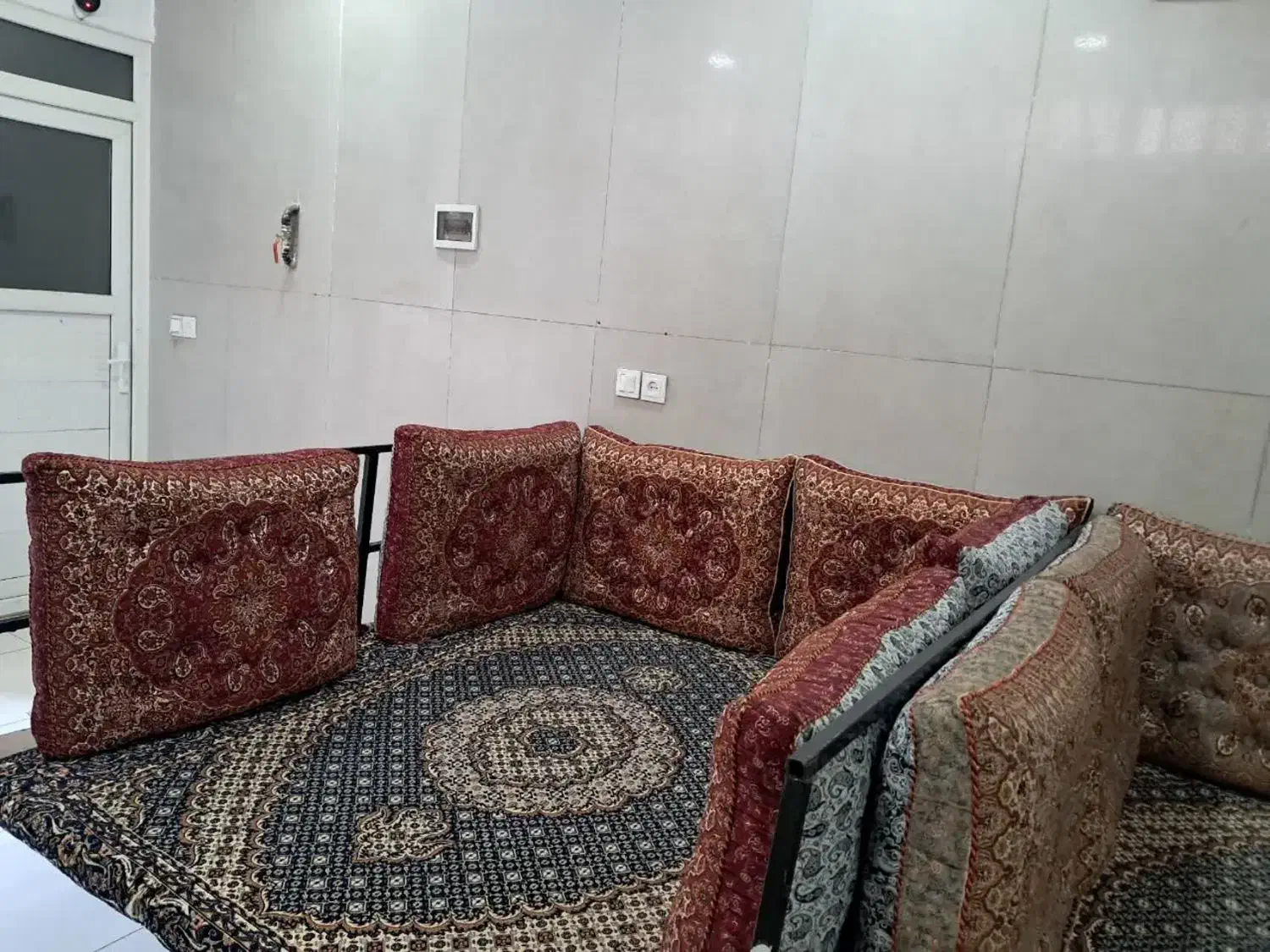 تخت قهوه‌ای خونه|تخت و سرویس خواب|یزد, |دیوار