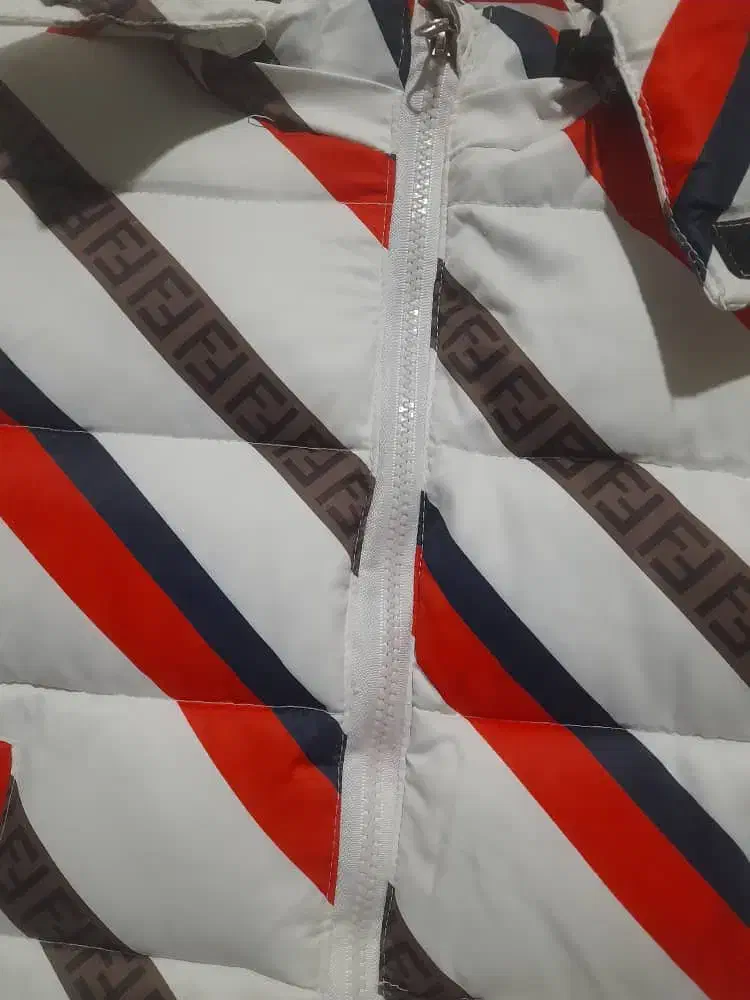 کاپشن فندی|لباس|میانه, |دیوار