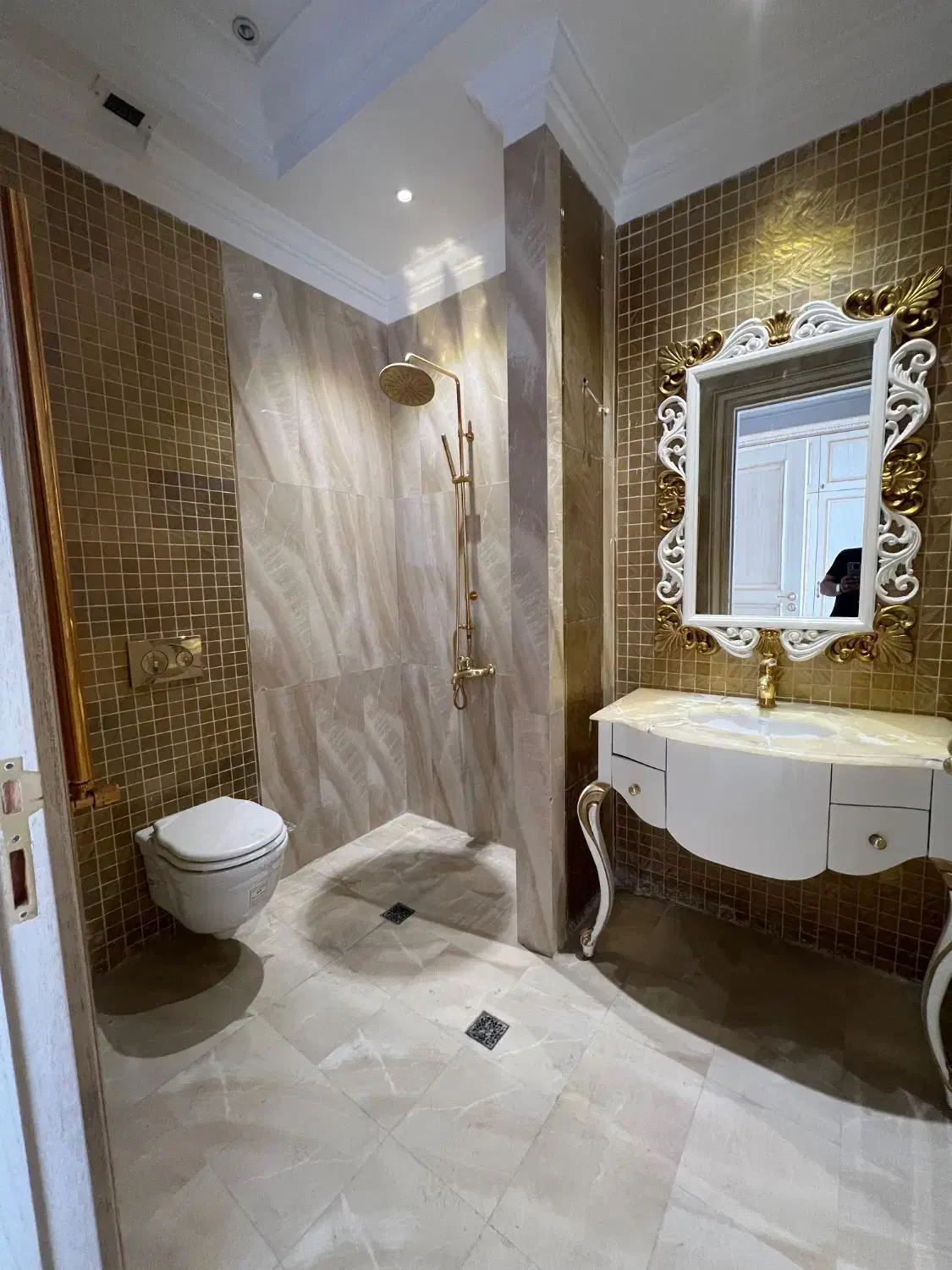 زعفرانیه185متر3خواب‌مشاعات‌فعال‌ دسترسی آسان 5ساله