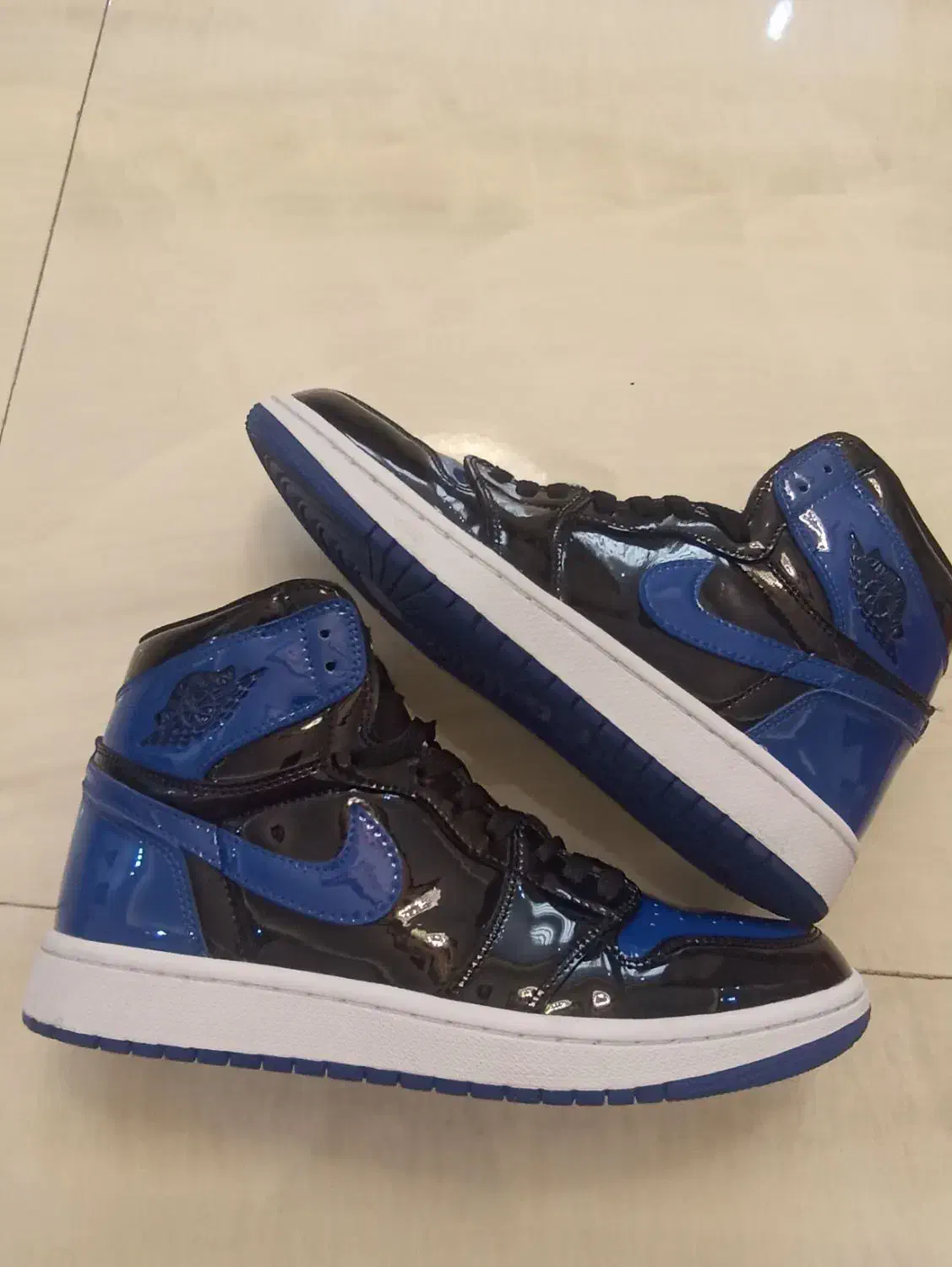 کتونی|کیف، کفش، کمربند|اندیشه, اندیشه فاز ۴|دیوار