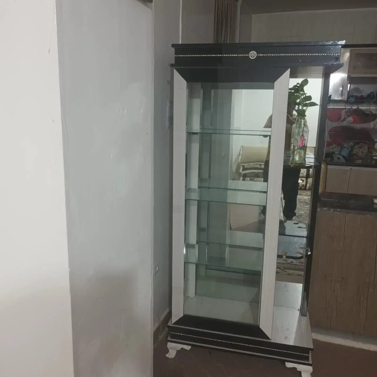 به علت مستاجر بودن به فروش میرسد|بوفه، ویترین، کنسول|شهرکرد, |دیوار