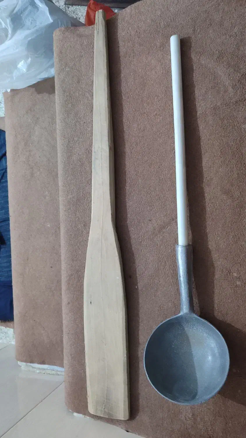 چوب حلیم زنی و ملاقه روحی حلیم بزرگ|ظروف پخت‌وپز|همدان, |دیوار