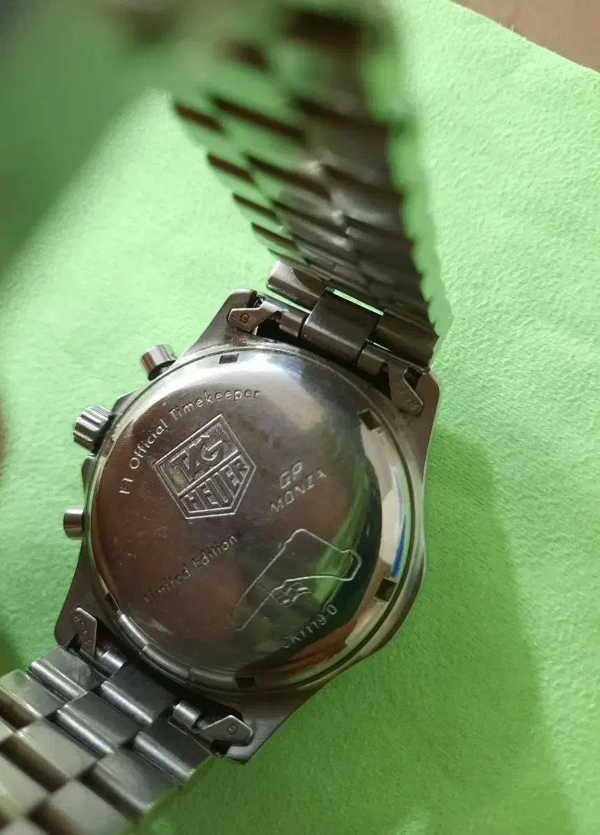 ساعت تک در ایران|ساعت|تهران, آرارات|دیوار