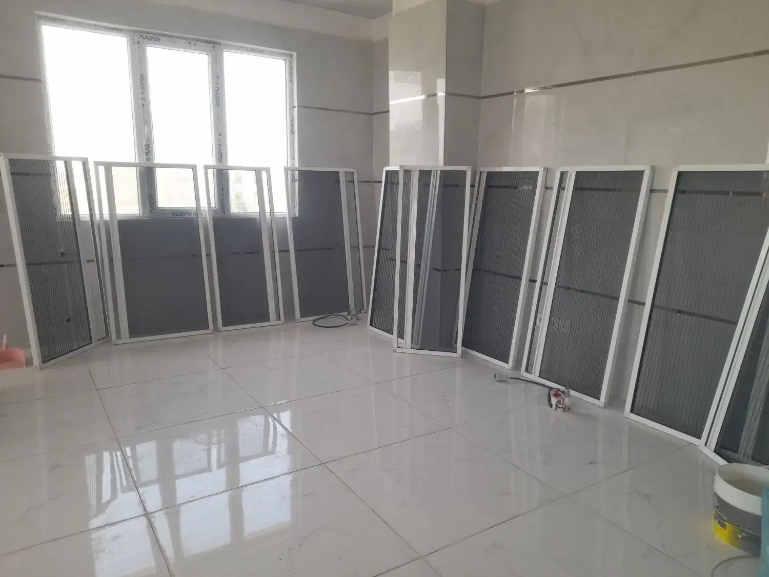 شیشه بری سکوریت upvcتوری|خدمات پیشه و مهارت|کرمانشاه, |دیوار