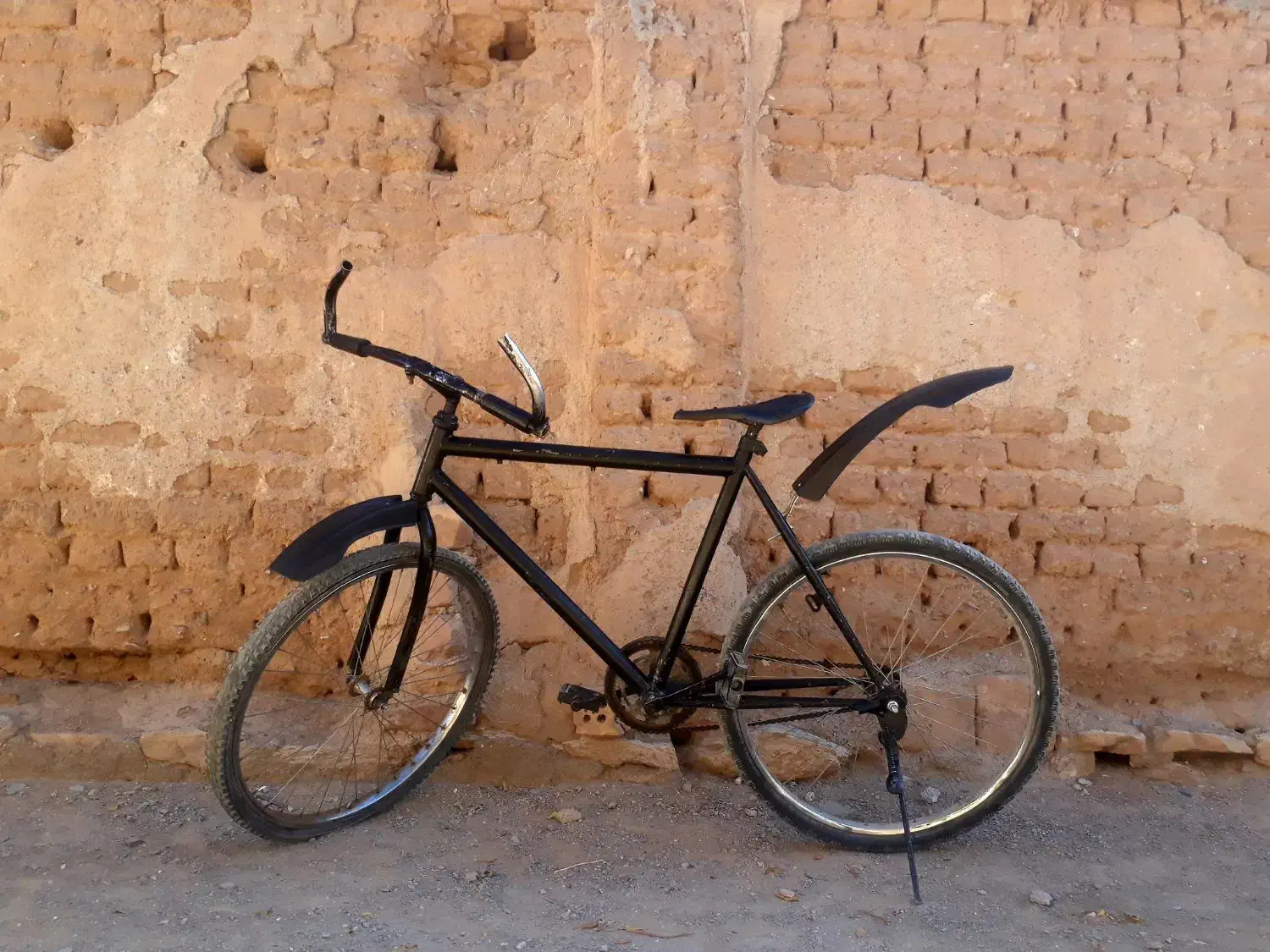 دوچرخه|دوچرخه، اسکیت، اسکوتر|درمیان, |دیوار