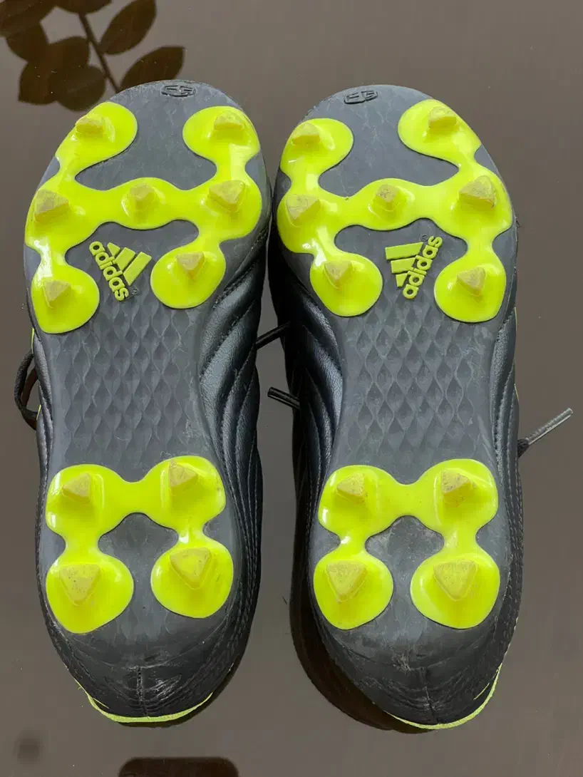 کفش فوتبالی استوک ادیداس اصل|ورزشهای توپی|تهران, جماران (نیاوران)|دیوار