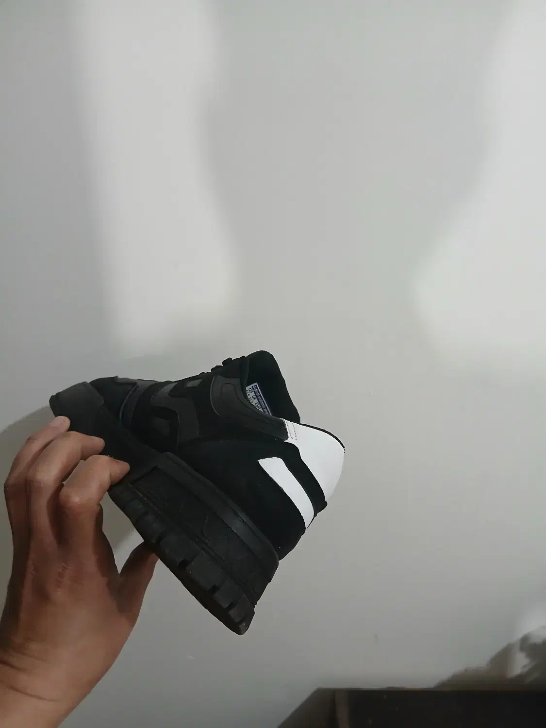 کتونی|کیف، کفش، کمربند|رشت, منظریه|دیوار